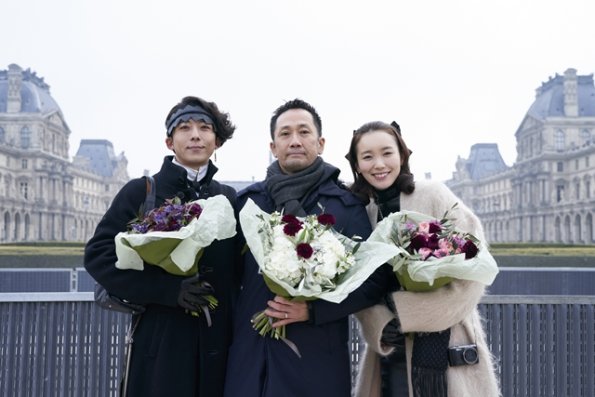 Issei Takahashi (Rohan Kishibe), Marie Iitoyo (Kyoka Izumi), et le réalisateur Kazutaka Watanabe.